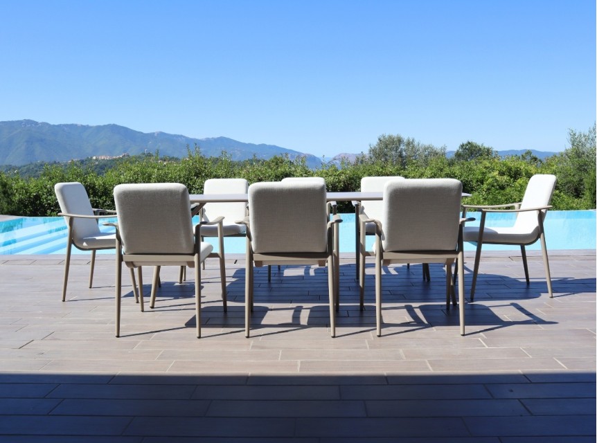 Tavolo con poltrone per esterni
