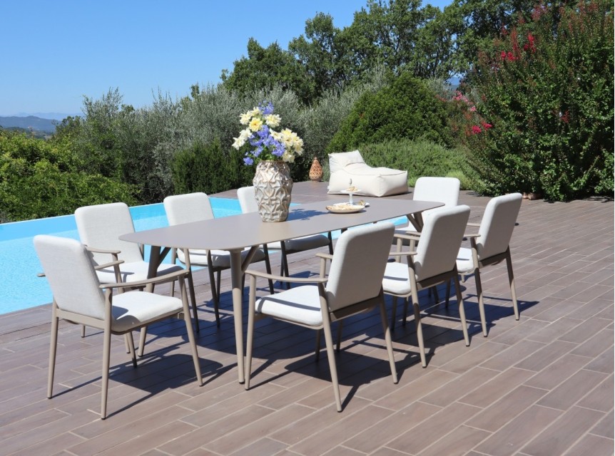 Grande tavolo rettangolare da esterno