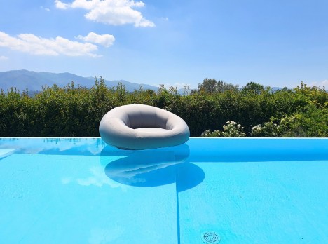 Perfetto per momenti di relax in piscina.