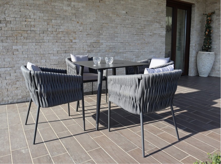 Tavolo da esterno con poltrone