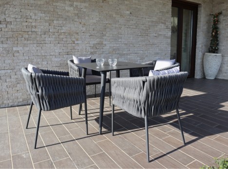 Tavolo da esterno con poltrone