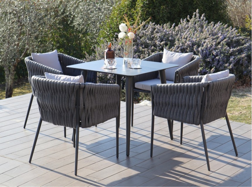 Tavolo e poltrone da esterno per quattro persone
