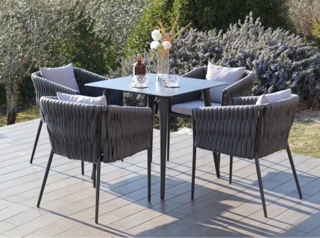 Tavolo e poltrone da esterno per quattro persone