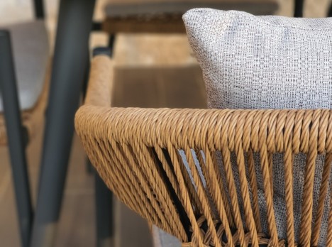 Schienale alto e braccioli per un comfort senza eguali