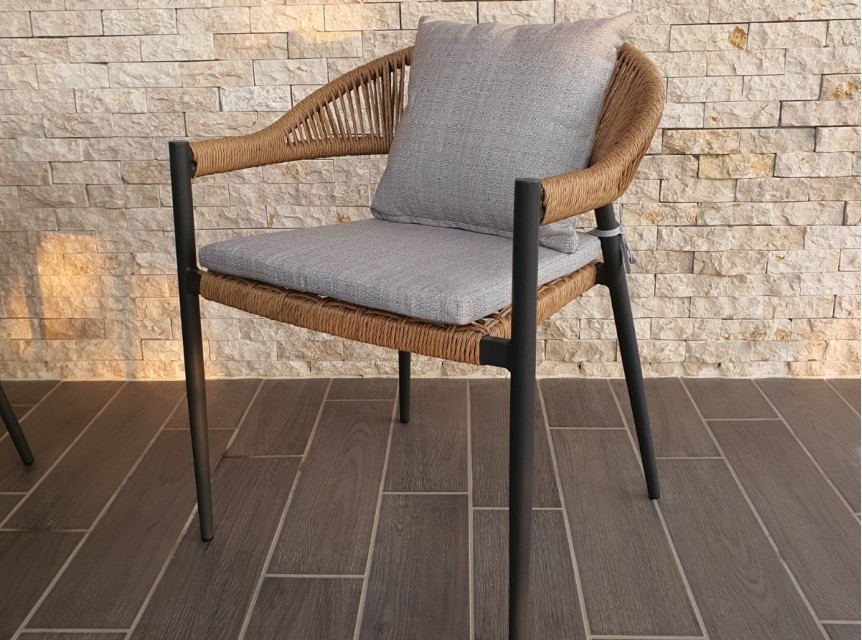 Sedia per esterno impilabile in alluminio e corda