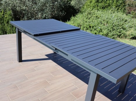 Grande tavolo da giardino per sei oppure otto posti