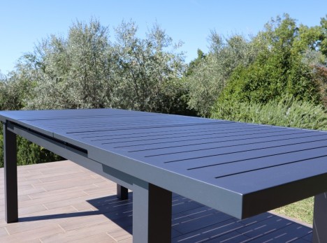 Tavolo allungabile da esterno con design moderno