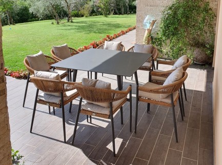 Tavolo di design per esterno da otto posti