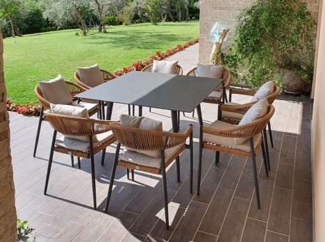 Tavolo di design per esterno da otto posti