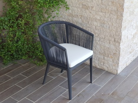 Poltroncina da giardino in alluminio e corda di design