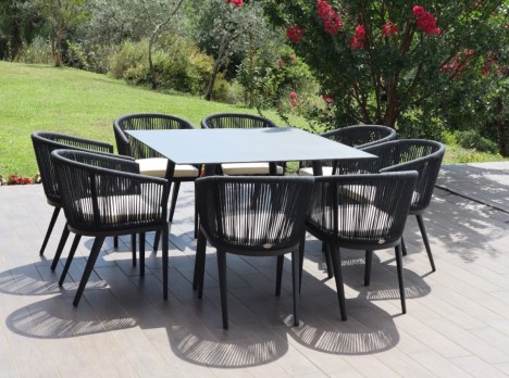 Tavolo dal design raffinato per arredo giardino o terrazzo