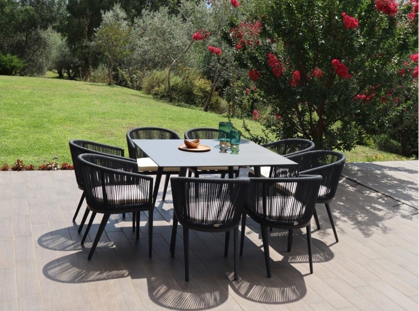 Moderno tavolo di design per esterni