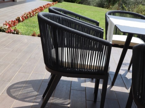 Tavolo e poltrone da esterno per pranzi all'aperto