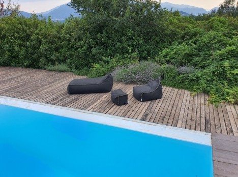 Lettino in tessuto ideale per momenti di relax all’aria aperta