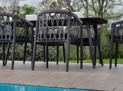 Tavolo moderno da esterno con poltroncine