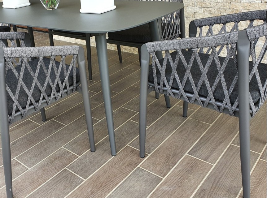 Tavolo in alluminio e poltrone in corda per esterno