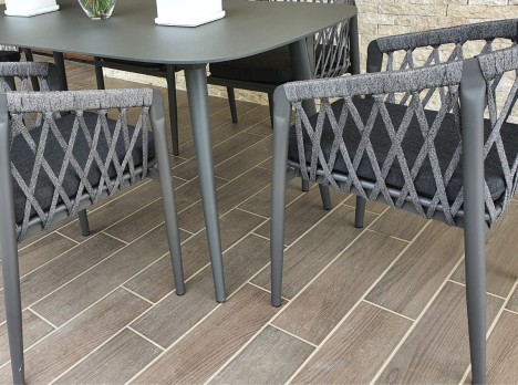 Tavolo in alluminio e poltrone in corda per esterno