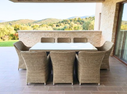 Tavolo di design otto posti con poltrone da esterno