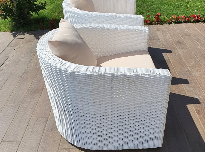 Divano e poltrone per esterno con tavolino basso