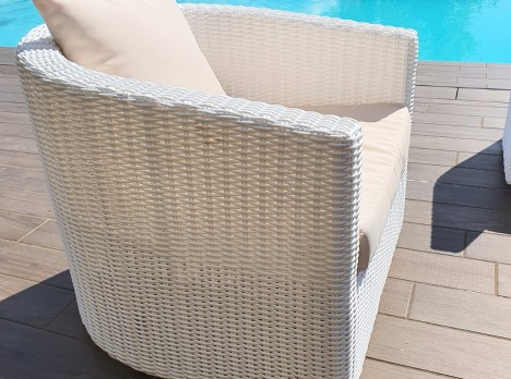 Struttura in alluminio ed intreccio in rattan sintetico bianco
