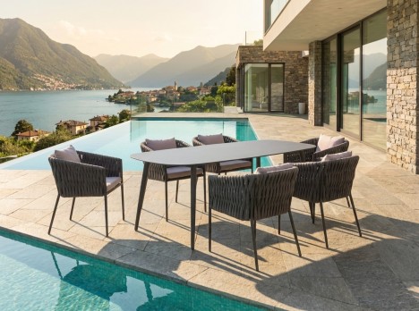 Linee pulite e proporzioni equilibrate, ideali per ospitare comodamente sei persone.