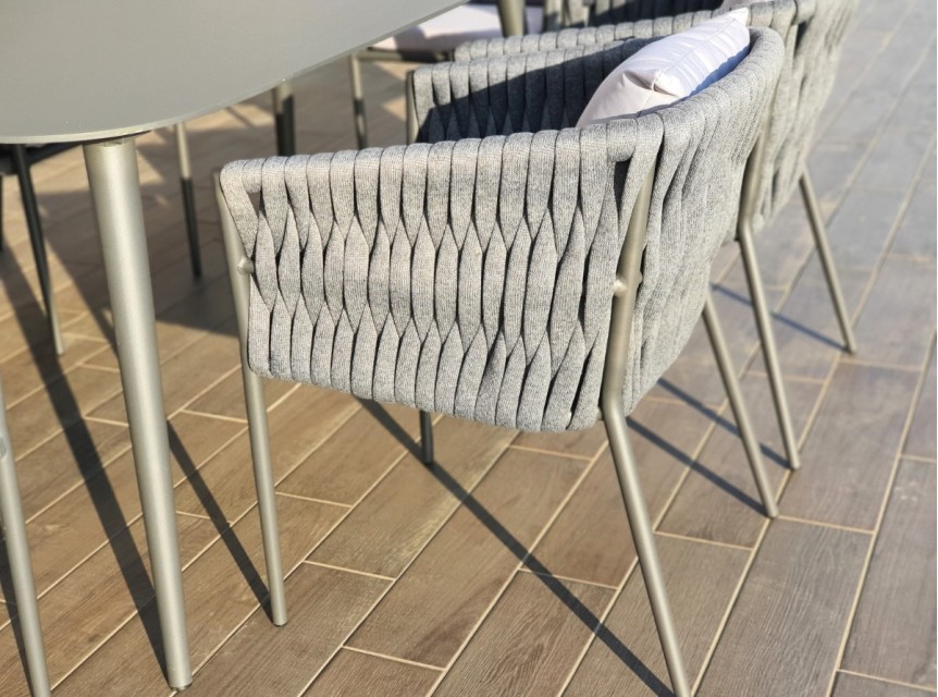 Il tavolo Fedra valorizza ogni spazio esterno con uno stile contemporaneo.