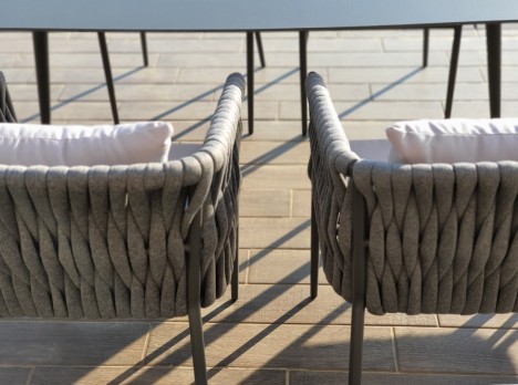 Ampio piano da pranzo pensato per momenti conviviali all’aperto.