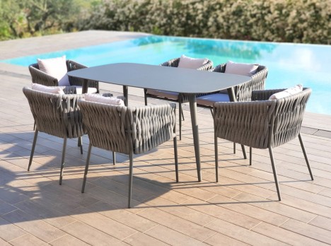 Design versatile che si integra perfettamente con diverse tipologie di sedute.