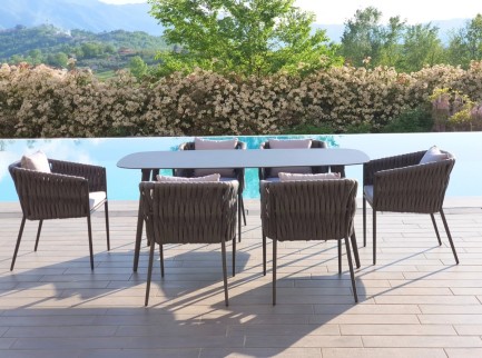 Tavolo Fedra 6 posti: design essenziale per una zona pranzo outdoor raffinata.