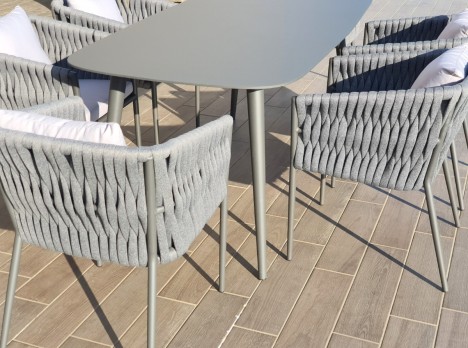 Tavolo da esterno ideale per pranzi e cene all’aperto in totale comfort.