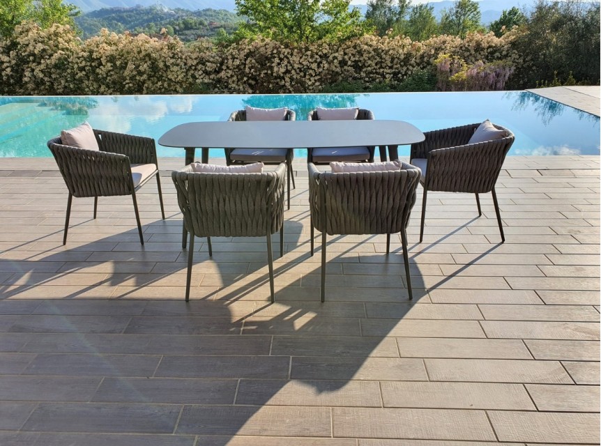 Un tavolo da giardino che unisce estetica e praticità quotidiana.