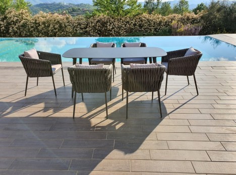 Un tavolo da giardino che unisce estetica e praticità quotidiana.