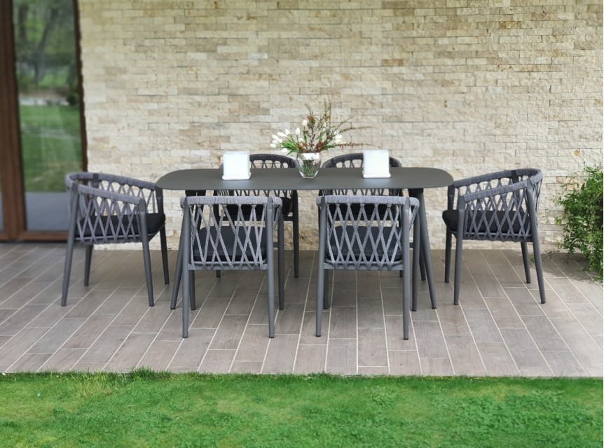 Tavolo in alluminio con poltrone da giardino