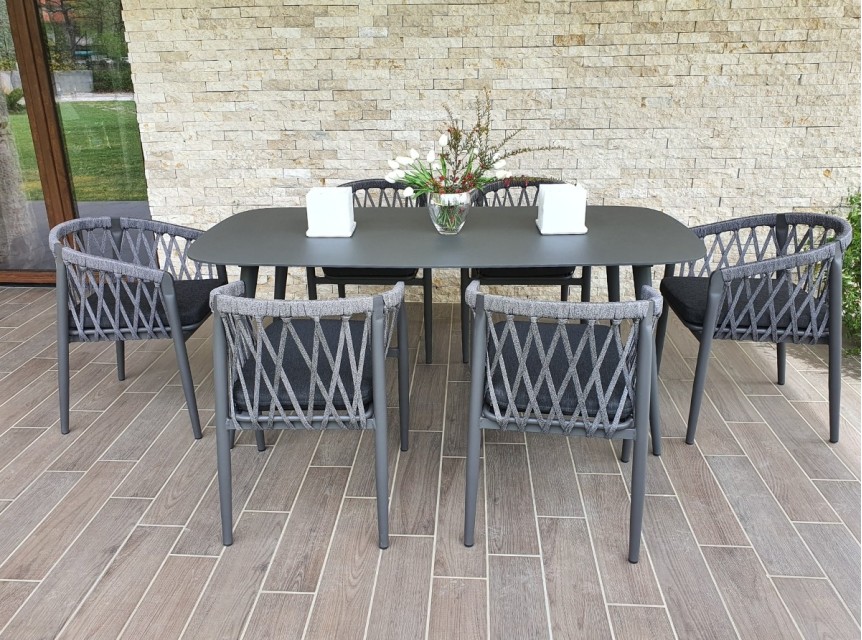 Tavolo da esterno di lusso con poltrone di design