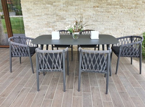 Tavolo da esterno di lusso con poltrone di design