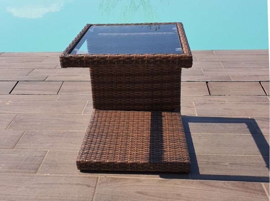 Tavolino basso da esterno con ripiano in vetro