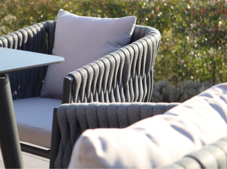 Tavolo da pranzo per esterno con poltroncine moderne