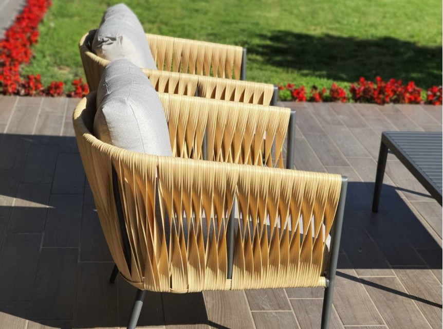 Divano da esterni di design in alluminio e fibra sintetica