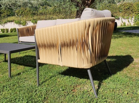 Poltrona da giardino dal design particolare