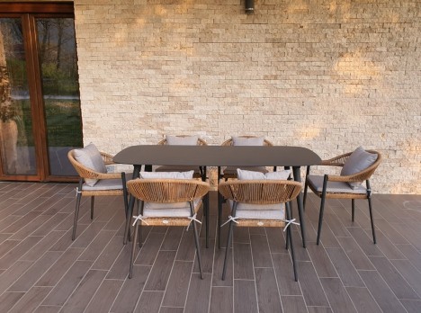 Tavolo da esterno con poltrone di design