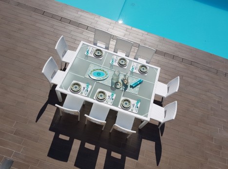 Tavolo da esterno XXL con sedie impilabili