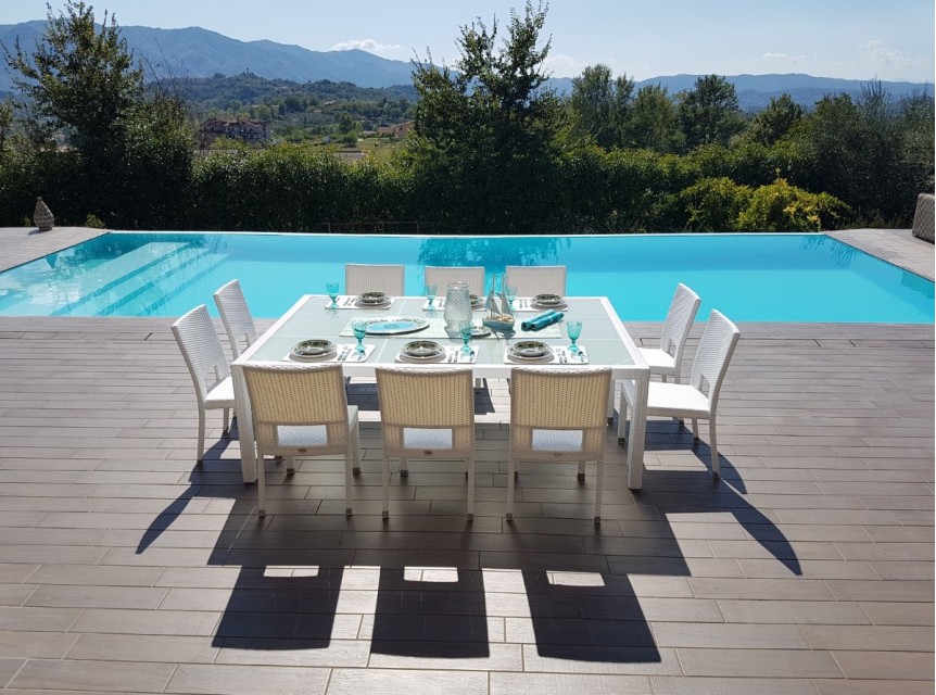 Tavolo per esterno di design bianco in fibra sintetica