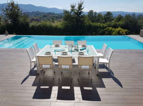 Tavolo per esterno di design bianco in fibra sintetica