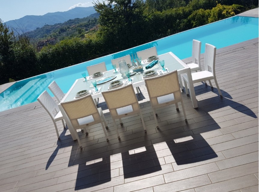 Tavolo da giardino grandi dimensioni con sedie