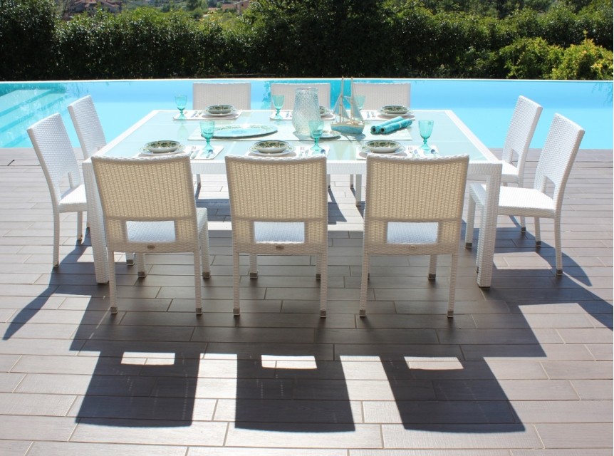 Tavolo da giardino bianco con 10 sedie per grandi tavolate