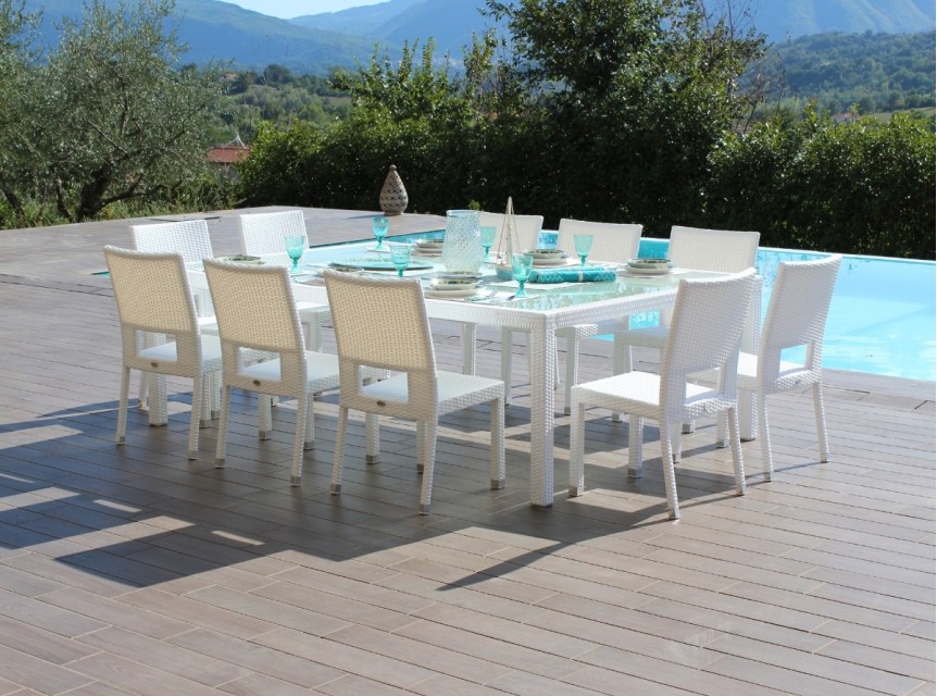 Tavolo dieci posti con sedie da esterno