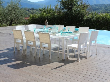 Tavolo dieci posti con sedie da esterno