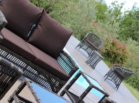 Salotto per esterno confortevole con poltrone a schienale alto