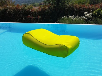 Lettino galleggiante imbottito per piscina 2
