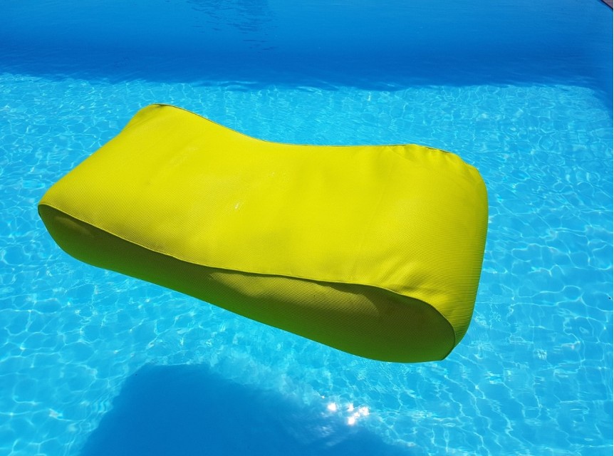 Lettino galleggiante in tessuto colorato